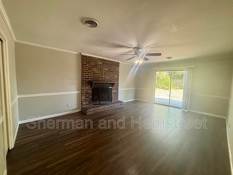3 bed, 2.0 bath, 1392 sqft, $1,600 — Photo 4