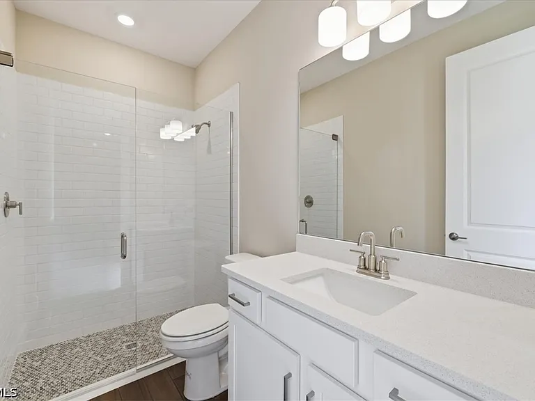26801 Victoria Pl — Photo 32