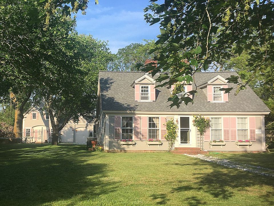 Carriage House to the left