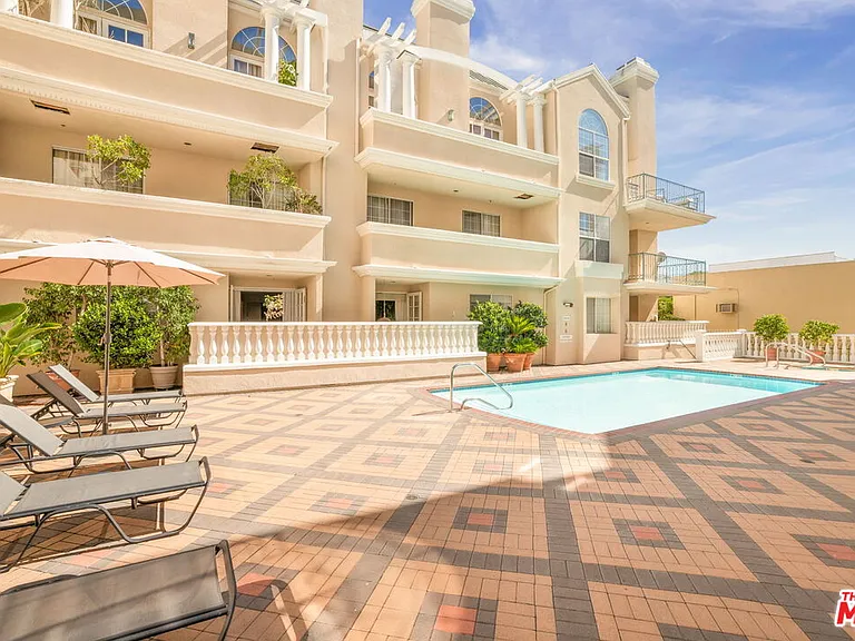 930 N Doheny Dr #103 — Photo 24