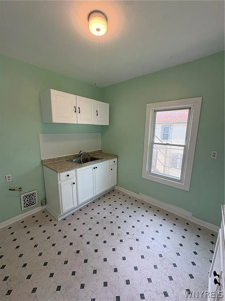 3 bed, 1.0 bath, 2332 sqft, $1,200 — Photo 3