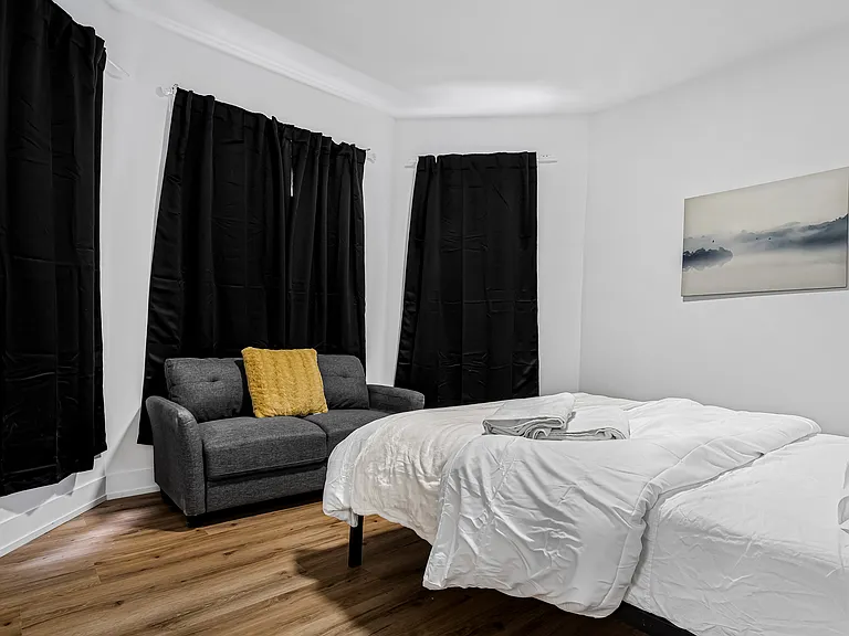 610 King St E — Photo 11