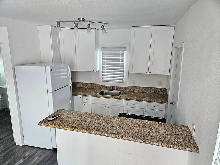 744 Park Pl — Photo 2