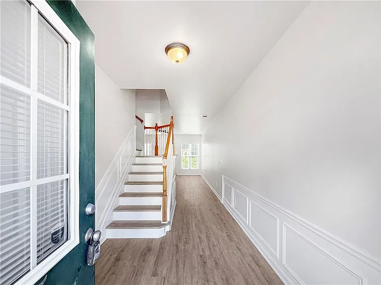 2425 Fairlie Dr — Photo 2