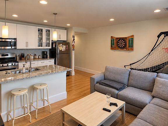 3rd image of 2020 Locust St APT 4