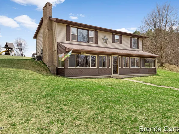 15721 Almy Rd, Howard City, MI 49329