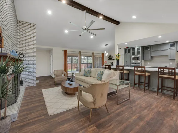 224 Plainview Dr, Hurst, TX 76054