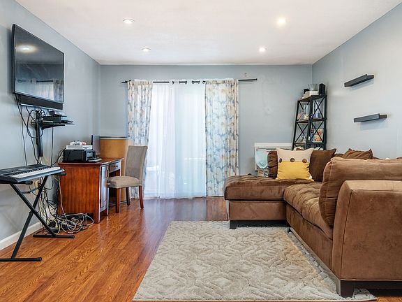 4th image of 17 Granada Cres APT 10