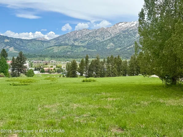 626 Grandview Dr, Alpine, WY 83128