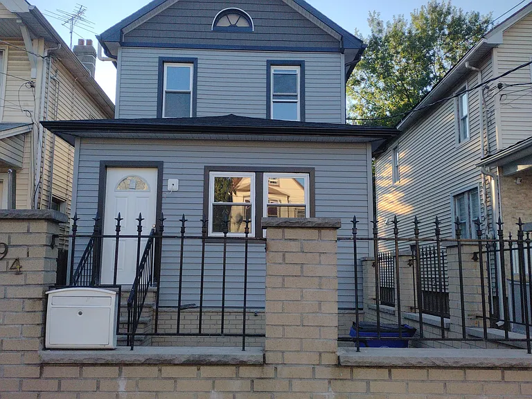 Lockman Ave — Photo 3