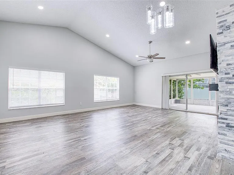2390 Bentley Dr — Photo 5