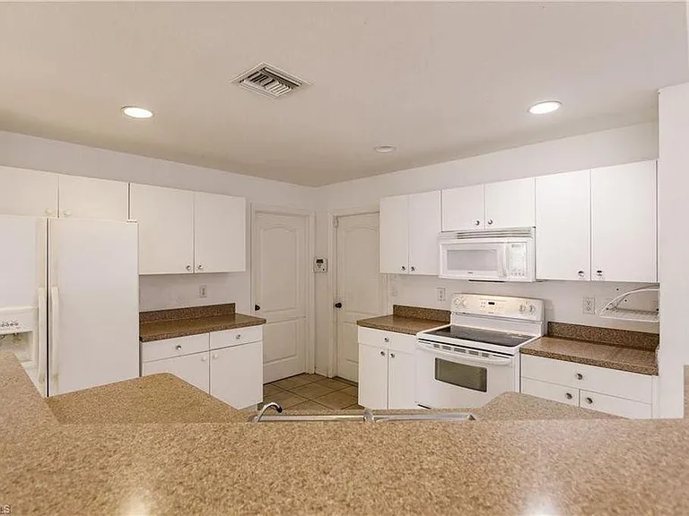 1627 NE 7th Pl — Photo 9