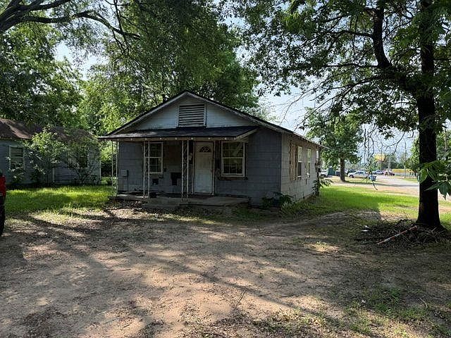 2nd image of 300 Maple St