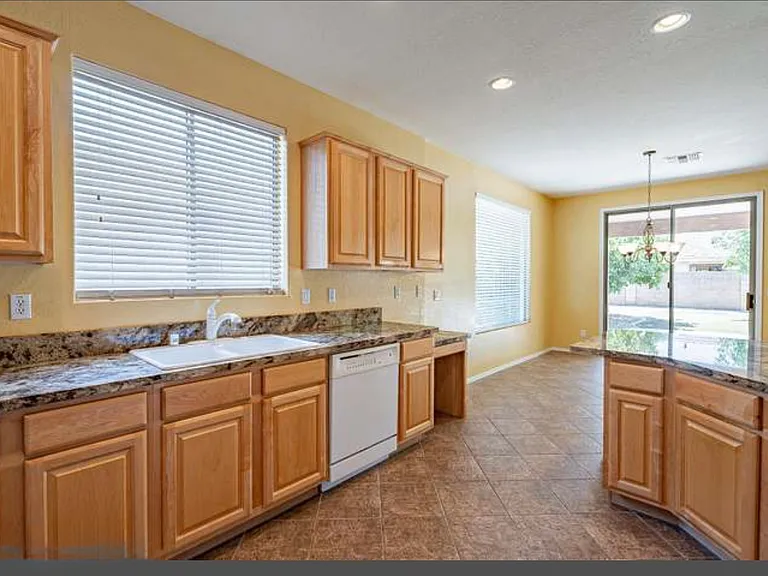 201 W Roadrunner Dr — Photo 9