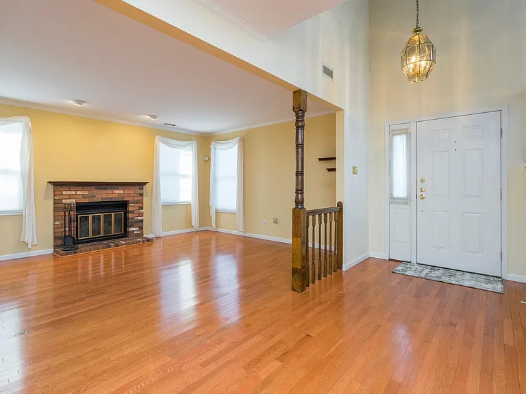 13 Sweetwater Cir — Photo 1