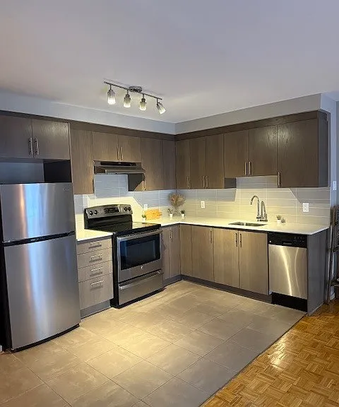 235 Somerset St W — Photo 43