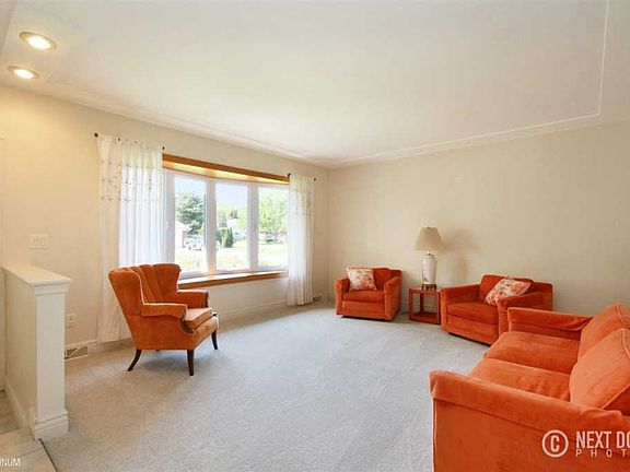 4th image of 16329 Festian Dr