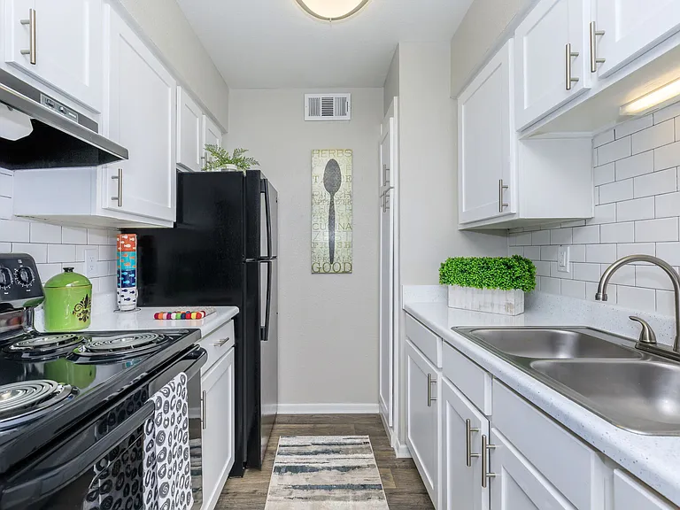 Bainbridge Apartments — Photo 11