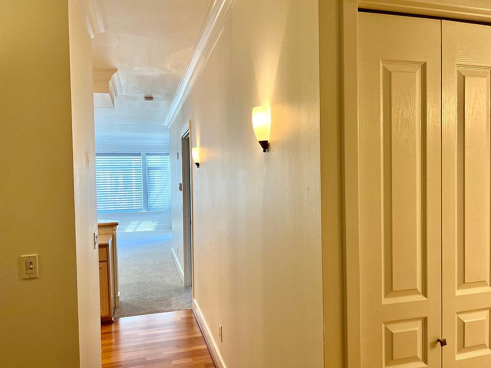 entry, office on left, bath on right, coat closet in front.