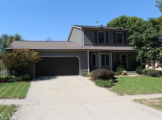 305 Goldenrod Rd, Bloomington, IL 61704