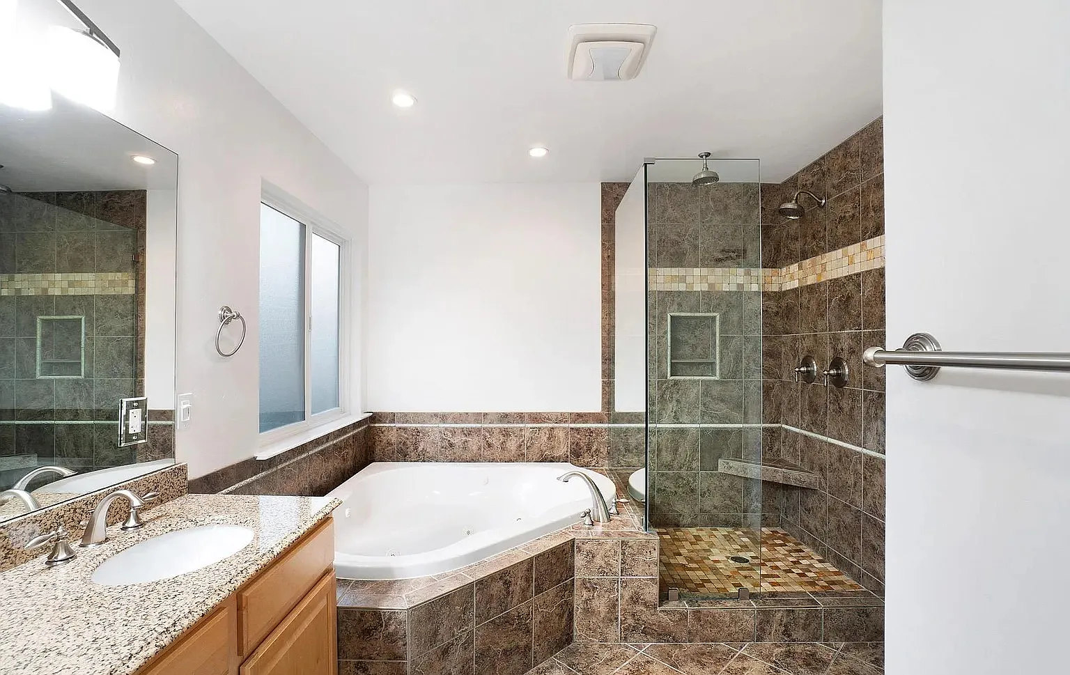 3 bed, 1365 sqft, $1,500 — Photo 2