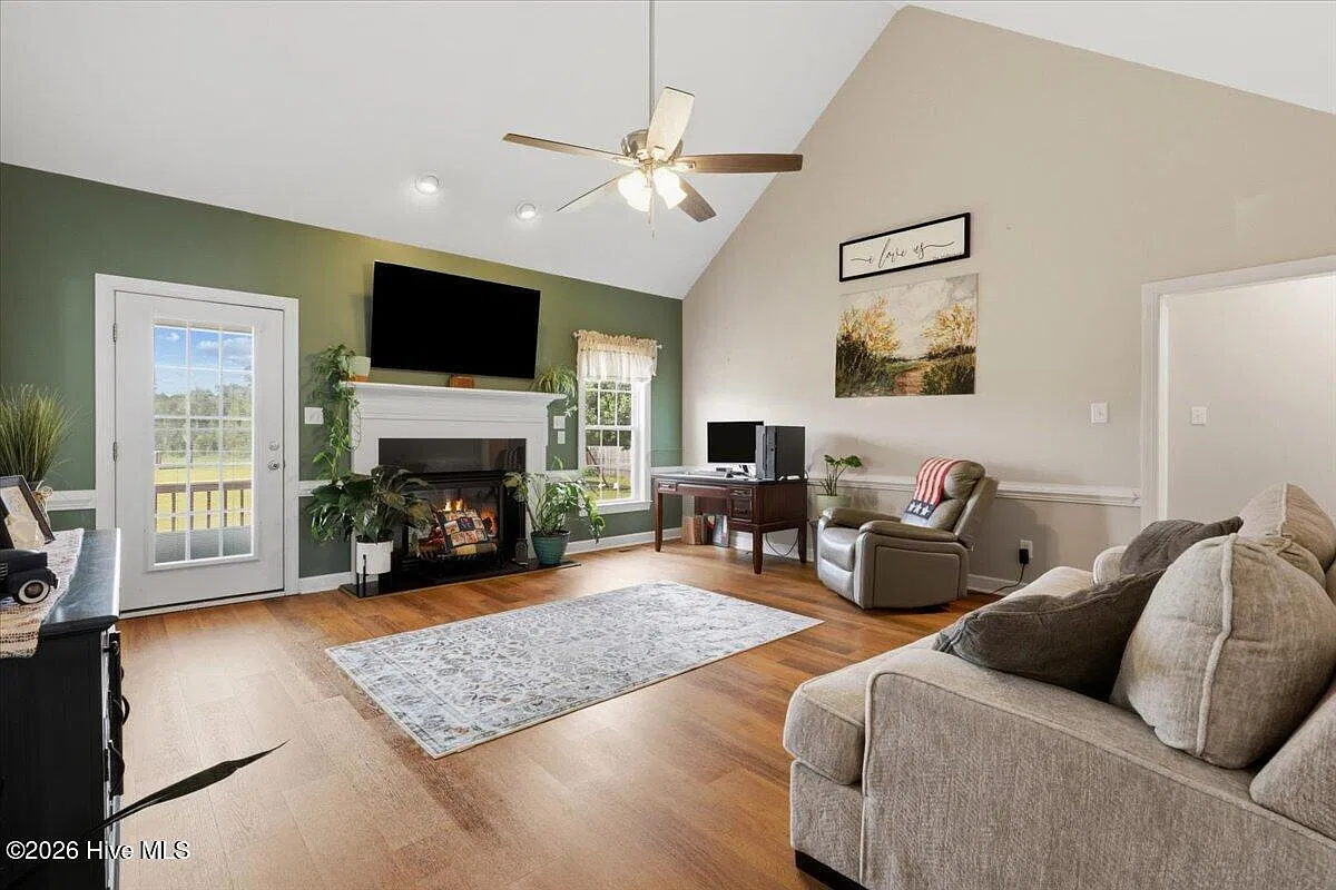 4 bed, 3.0 bath, 2740 sqft, $2,800 — Photo 4