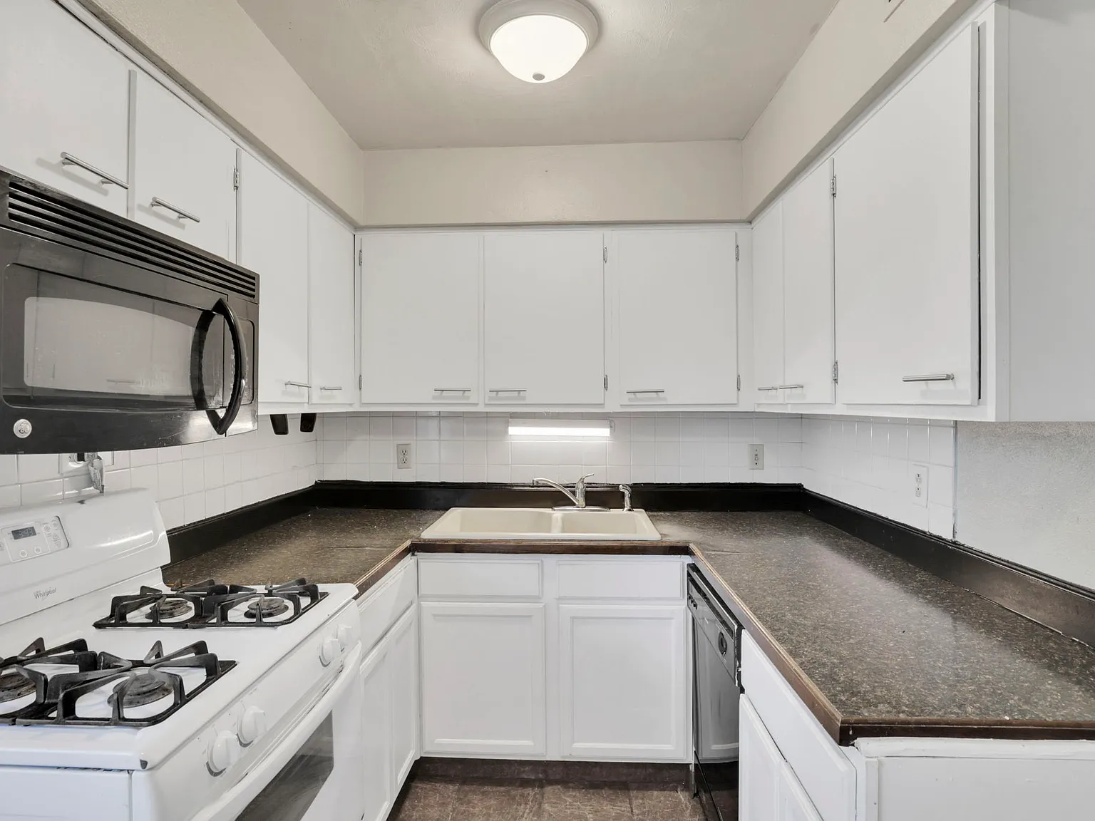 2 bed, 900 sqft, $1,300 — Photo 2
