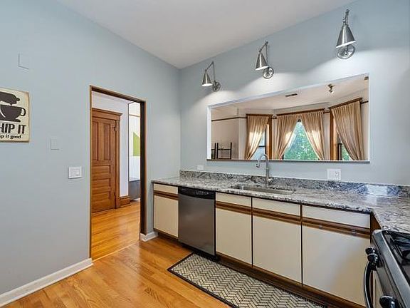 2nd image of 4011 N Kenmore Ave APT 201F