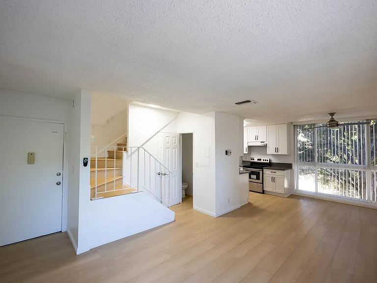 13059 Oxnard St #209 — Photo 5