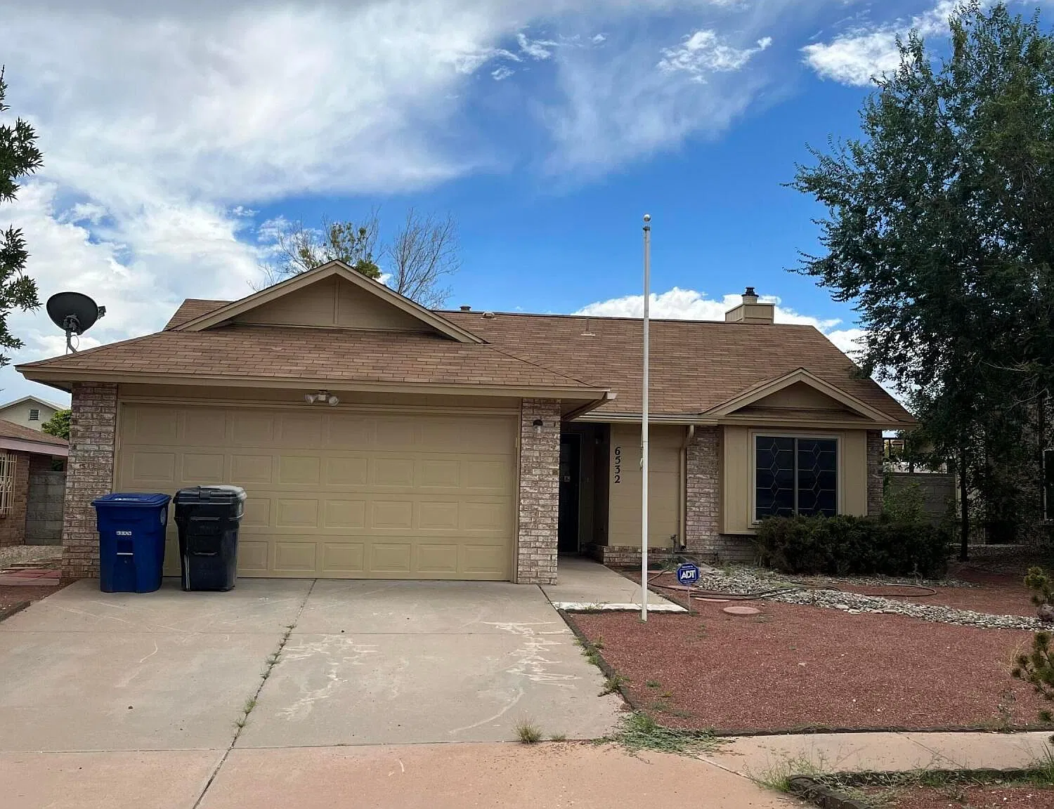 3 bed, 2.0 bath, 1140 sqft, $2,200 — Photo 2