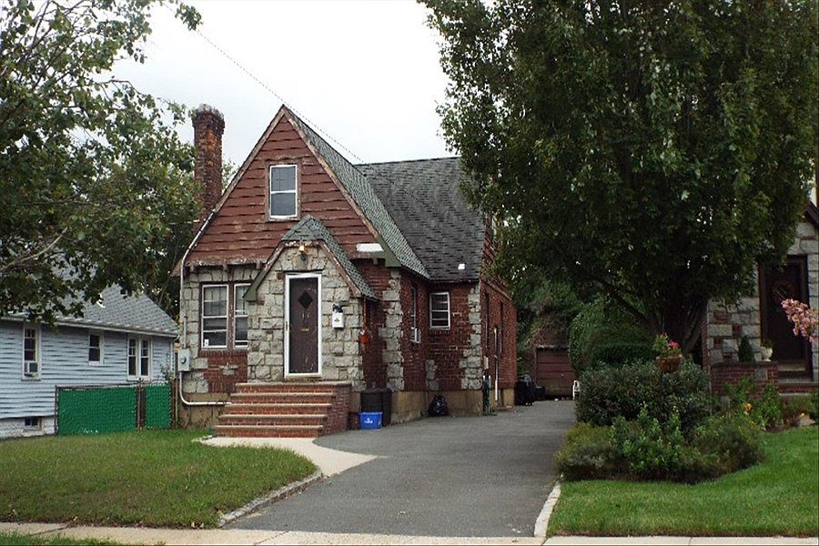 2nd image of 1042 Lakeside Pl