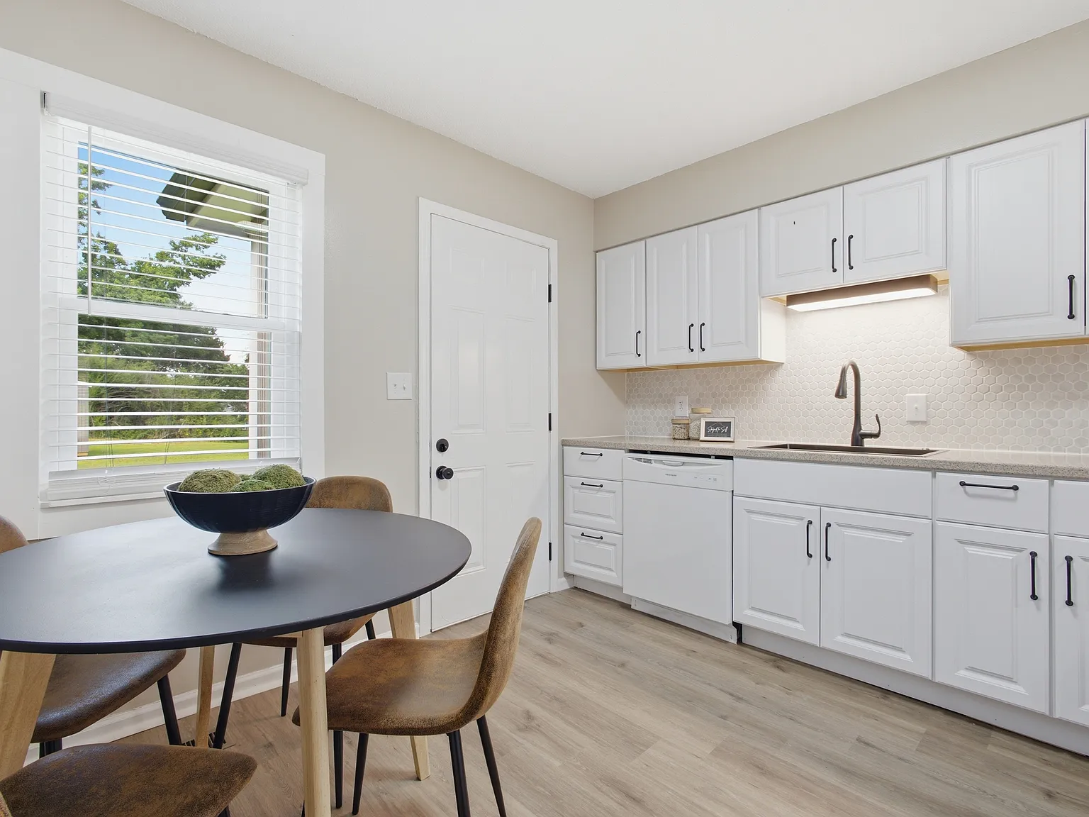 2 bed, 840 sqft, $1,400 — Photo 3