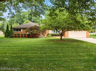 415 Booth Rd, Troy, MI 48085