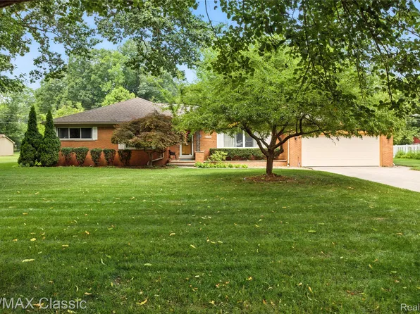 415 Booth Rd, Troy, MI 48085