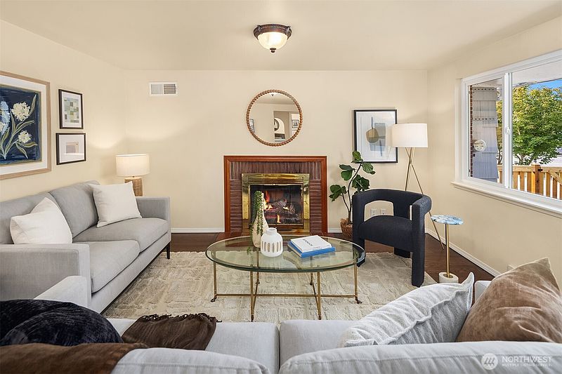 4th image of 211 N 160th Street