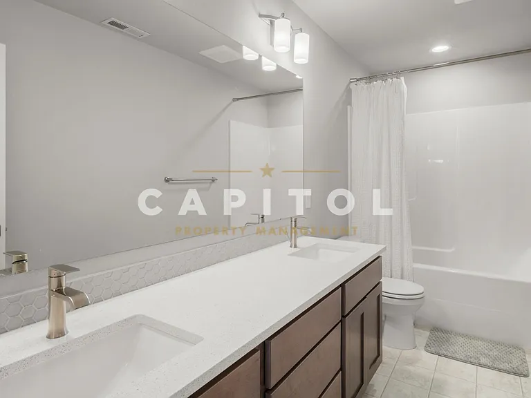 Upstairs Full Bathroom