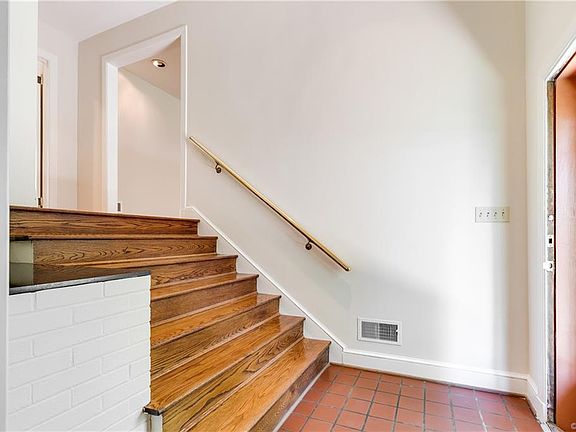 3rd image of 211 Santa Clara Dr