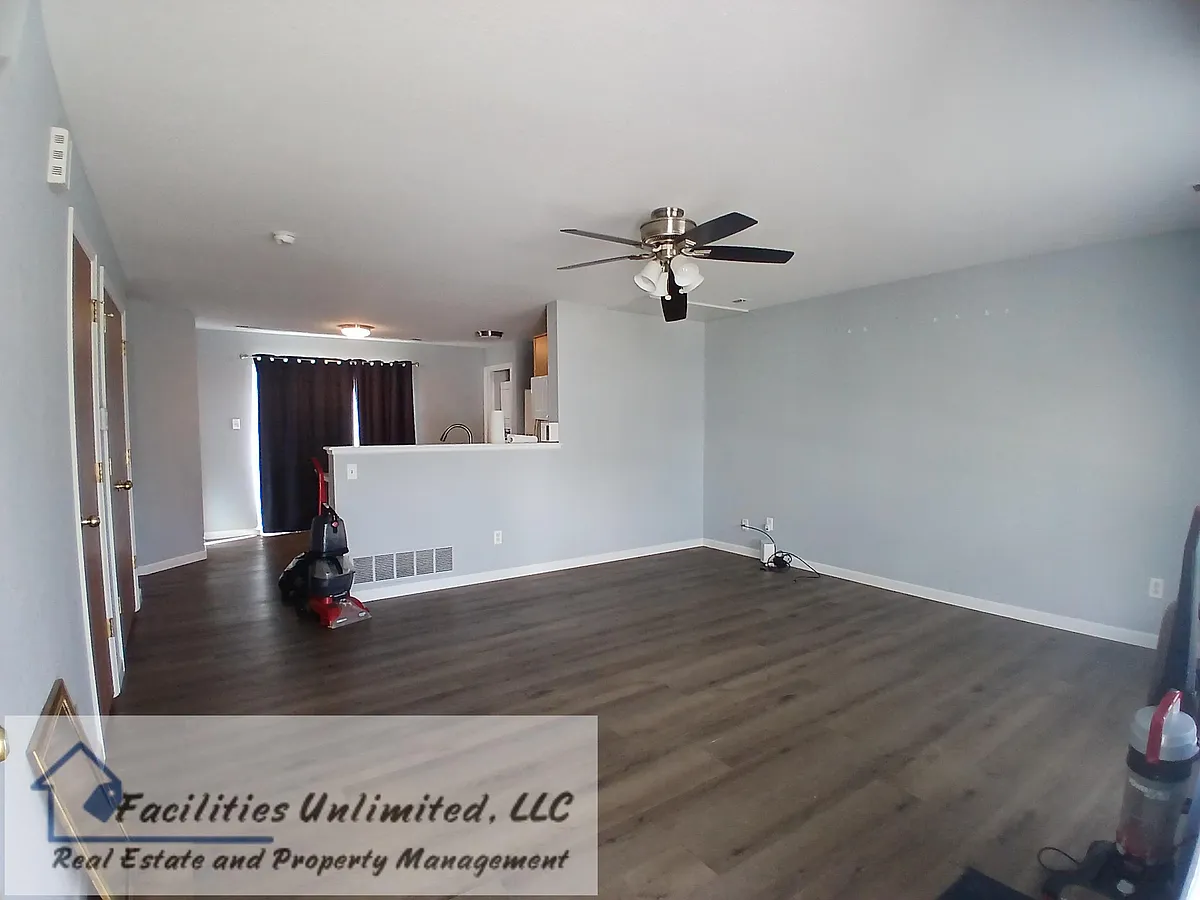 Building Photo - 6135 Shamrock Cir