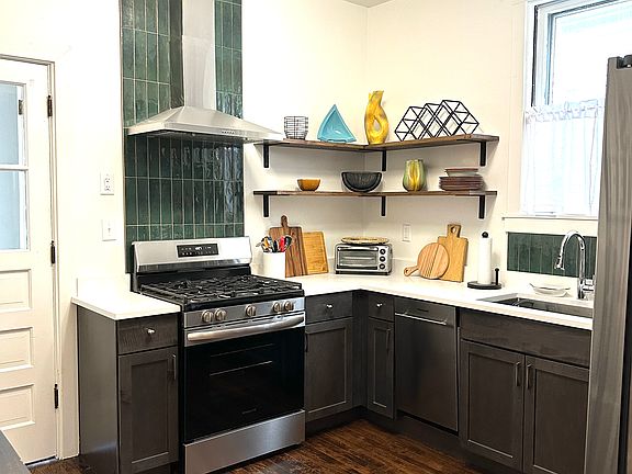 5th image of 2148 W Belle Plaine Ave