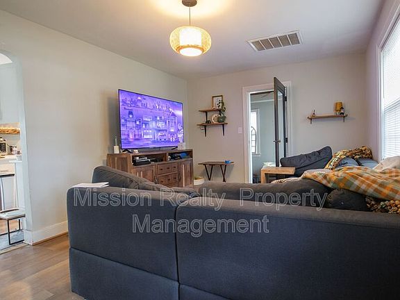 3rd image of 3409 Idlewood Ave