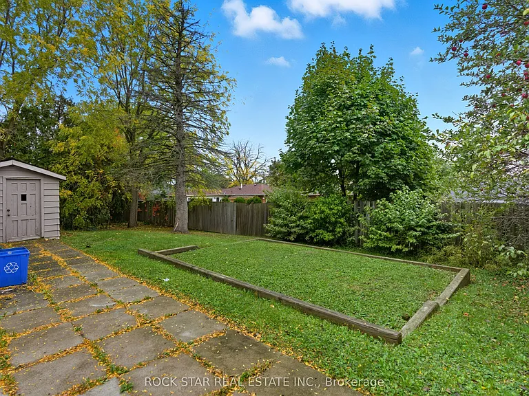111 Britten Close #BASEMENT — Photo 19