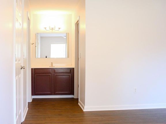 5th image of 515 Basswood Ave APT B21
