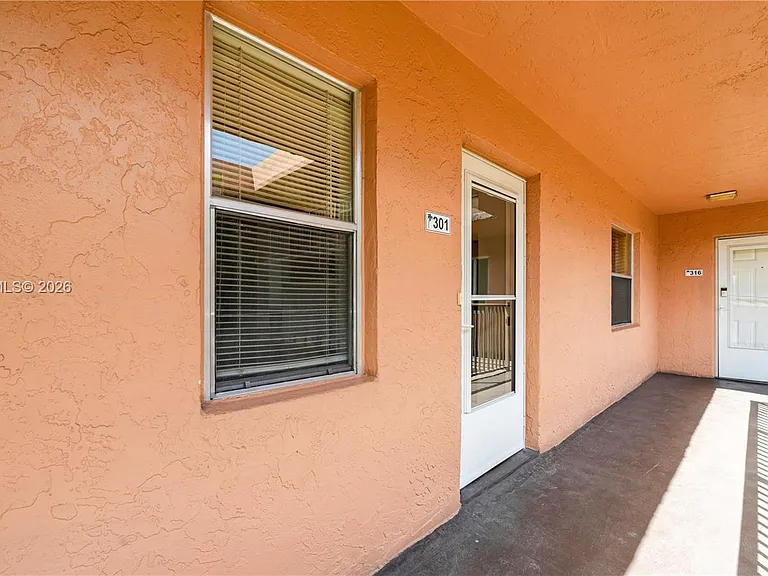 2861 Somerset Dr #301 — Photo 4