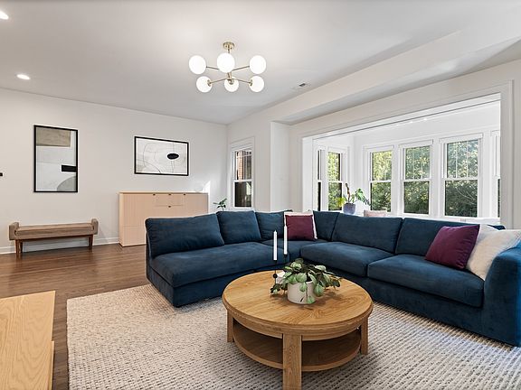 4th image of 922 W Carmen Ave #3W