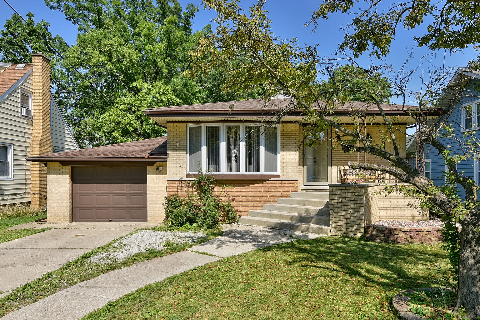 11203 S Worth Ave photo 1