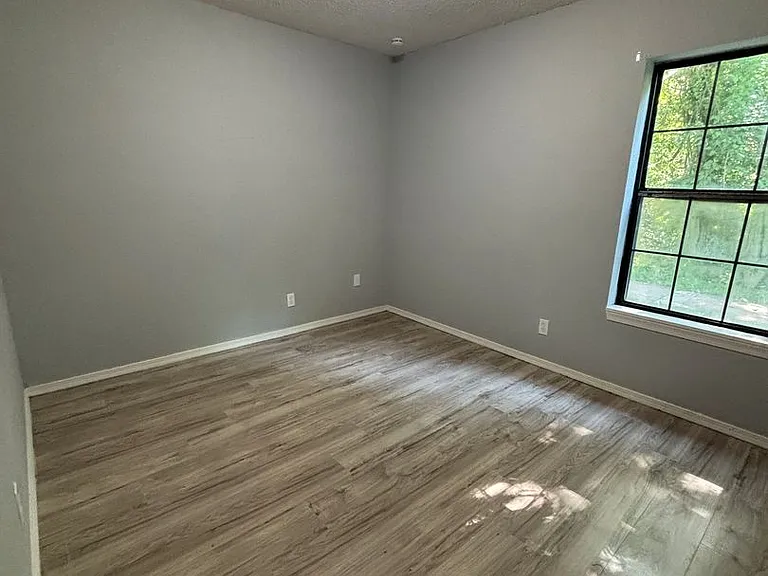 1450 Herschend Ln — Photo 11