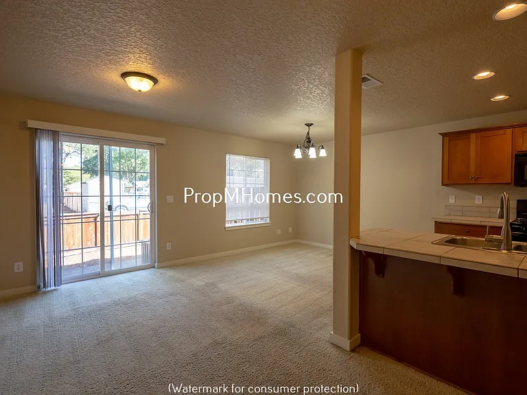 259 N Cedar St — Photo 5