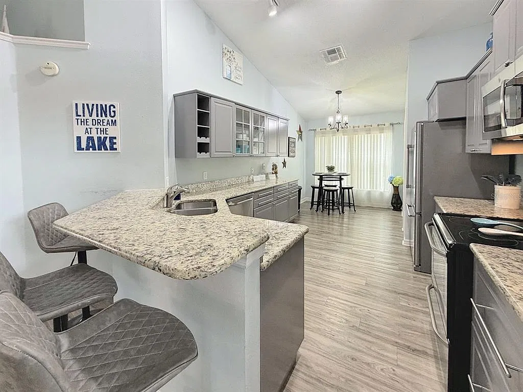 4 bed, 2.0 bath, 1822 sqft, $2,500 — Photo 3