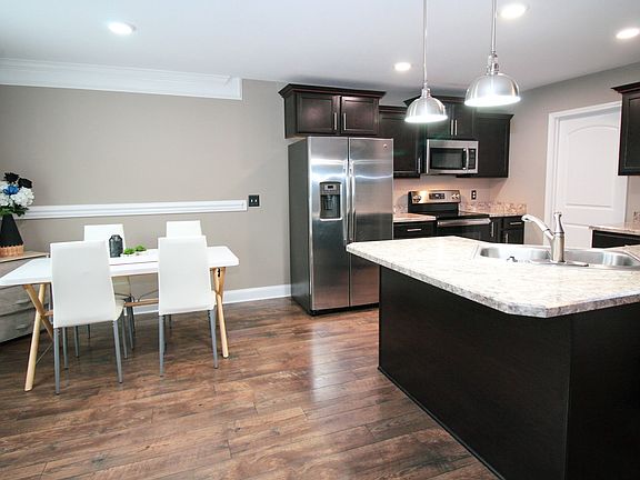 3rd image of 520 Medallion Cir