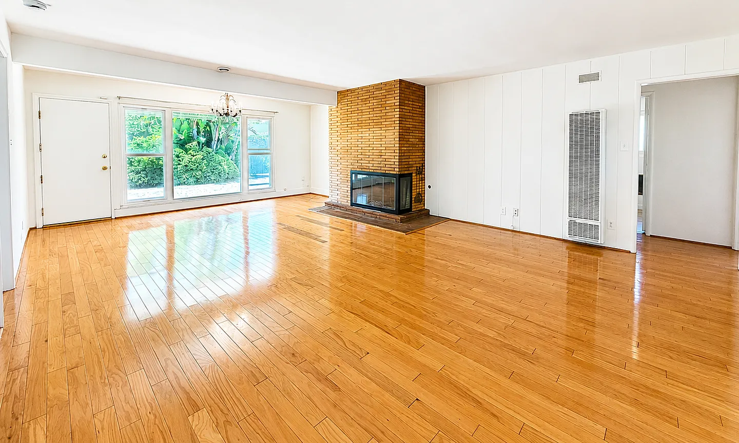 Charming 3 Bed 2 Bath Home In Westchester! — Photo 1